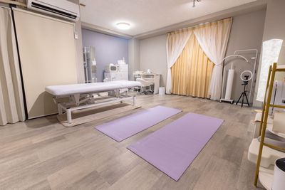 ヨガマット２枚、ご自由に広げてご使用いただけます。 - レンタルサロン Palette（パレット）まっちゃまち店の室内の写真