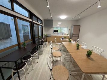 キッチンスペース　１２帖　席数１４電子レンジ・冷蔵庫・IHコンロ・タッチレス水栓・エアコン完備 - HDオフィス レンタルスペースの室内の写真