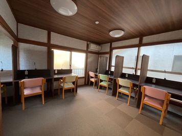２F　パーテーション仕切り　８席　Wi-Fi・各席コンセント付き・エアコン完備 - HDオフィス レンタルスペースの室内の写真