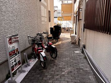 【駐輪場】
「ULTRA C 関目ビル」駐輪場
＊ビル入り口左側
＊駐車場のご用意はございません。 - 親子サロン-LaPark-(ラパーク) 関目店 フリースペースの設備の写真