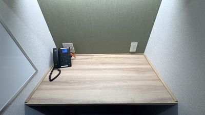 【ブース内の机はPC作業にちょうど良いコンパクトサイズです】 - エキスパートオフィス大宮 311の室内の写真
