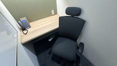 【椅子はキャスター付でブース内でも快適】 - エキスパートオフィス大宮 311の室内の写真