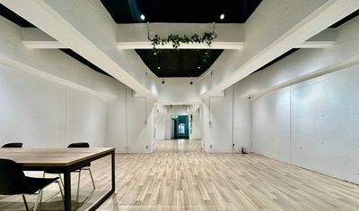 Bフロア：横5.3m × 縦5.6m
鏡あり。通常は写真の机はなし。 - HEAVEN SPACE 大久保 HEAVEN SPACE STUDIO room A,Bの室内の写真