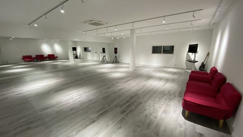 20人ダンス可能な広いスタジオ。ガラス張りで見学も可能。鏡つき。ダンスフロア9m×9m - HEAVEN SPACE 埼玉 ダンス・ボイトレ専門・イベント開催も可能な多目的スタジオの室内の写真