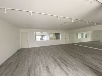 ダンスフロア。9m×9m - HEAVEN SPACE 埼玉 ダンス・ボイトレ専門・イベント開催も可能な多目的スタジオの室内の写真