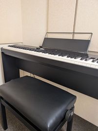 レンタボン・大山スタジオ Ｂスタジオ【エアコン・電子ピアノ・待機スペース付設・3.5畳】の室内の写真