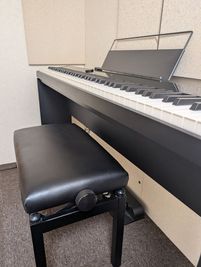 レンタボン・大山スタジオ Ｂスタジオ【エアコン・電子ピアノ・待機スペース付設・3.5畳】の室内の写真