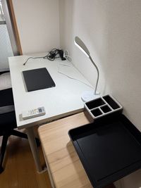 デスクはPC業務用をご用意
Web会議もストレスなく可能です
USB-Cのコンセントもご用意しております - EC難波M 難波徒歩圏！バスつきレンタルスペースの室内の写真