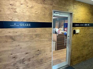 エレベーターすぐのコワーキングスペース入り口。会議室はこの奥の入り口です - TOWORK会議室の室内の写真