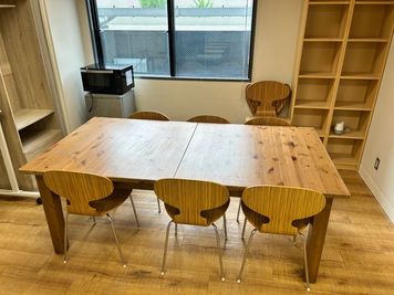 作業テーブルも設置されています。 - TOWORK会議室の室内の写真