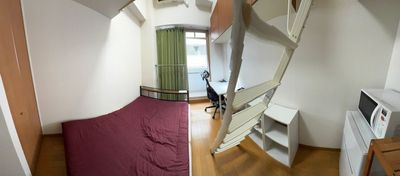 マッサージ施術台、デスク、冷蔵庫などを揃えた部屋になります - EC難波M 難波徒歩圏！バスつきレンタルスペースの室内の写真