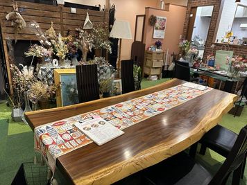 お花屋カフェ「はなたばる」 カフェスペースの室内の写真