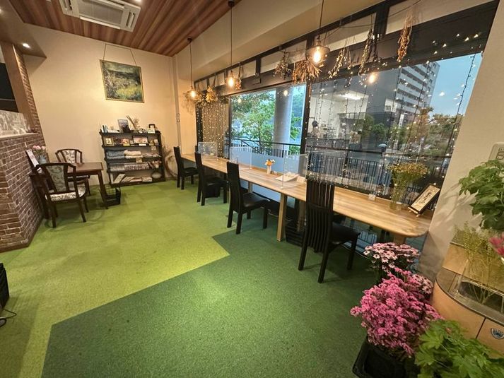 お花屋カフェ「はなたばる」 カフェスペースの室内の写真