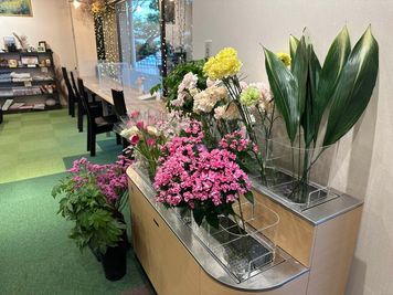 お花屋カフェ「はなたばる」 カフェスペースの設備の写真