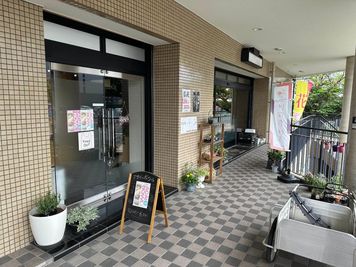 お花屋カフェ「はなたばる」 カフェスペースの入口の写真