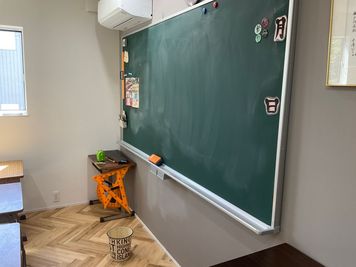 澤田ちゃれんじ塾 黒板・学習机付きレンタルスペースの設備の写真