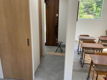 トイレは左の扉です - 澤田ちゃれんじ塾 黒板・学習机付きレンタルスペースの入口の写真