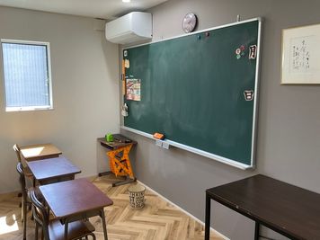 澤田ちゃれんじ塾 黒板・学習机付きレンタルスペースの室内の写真