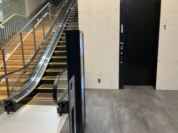 【動線➁】ビルにお入りいただき、２階直通のEV・階段・エスカレーターからお上がりいただけます。 - NIKAI Flex Ｍeeting ３の入口の写真