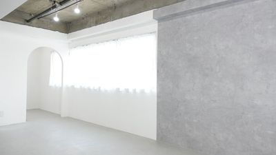 【アーチ】アーチと窓はコンクリ壁の左にあります（北） - サモスタ御徒町店の室内の写真