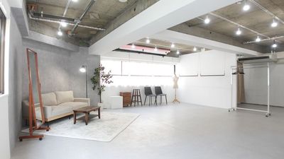 【使用例】天吊りラックを使用して展示会、ポップアップ、フリーマーケットが開催可能。撮影機材はメイクルームやアーチ部に隠せます。 - サモスタ御徒町店の室内の写真