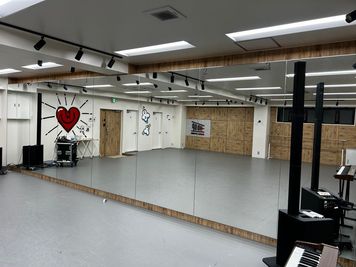 約4間(7.28メートル)の大きな鏡
 - HOOP DANCE STUDIO レンタルダンススタジオの室内の写真