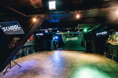 フロアにはテレビモニターを4台設置しており、ライブの模様を映したり、VJでの使用も可能。 - 六本木SCHOOL ライブだけじゃない！六本木の自由なエンタメ空間｜貸切OKの室内の写真