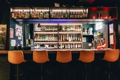 ライブハウスとは思えないお酒のラインナップ。 - 六本木SCHOOL ライブだけじゃない！六本木の自由なエンタメ空間｜貸切OKの室内の写真