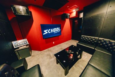 VIPルームも完備。さまざまなシーンでご活用いただけます。 - 六本木SCHOOL ライブだけじゃない！六本木の自由なエンタメ空間｜貸切OKの室内の写真
