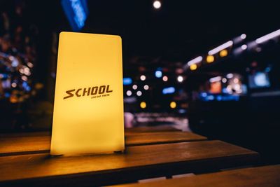 イベントのない日はBAR営業も行っております。宴会の貸切も20名さまよりお受けします。 - 六本木SCHOOL ライブだけじゃない！六本木の自由なエンタメ空間｜貸切OKの室内の写真