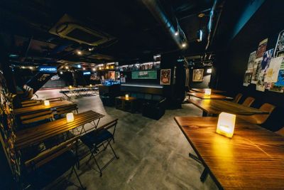 ライブスペースとドリンクカウンターが一体となった店内 - 六本木SCHOOL ライブだけじゃない！六本木の自由なエンタメ空間｜貸切OKの室内の写真