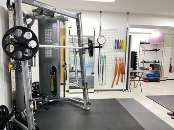 【川崎駅】スミス&マルチケーブル完備！パーソナル向けのレンタルジム　スミスマシン（左）の部屋② - MIYAZAKI GYM川崎店