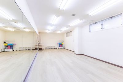小テーブル１台、椅子7脚、無料備品も充実。 - レンタルスタジオ・アルモニ レンタルスタジオ・アルモニ 立町店の室内の写真