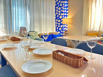 ワイングラスやお皿をご利用頂けます。キッチンは冷蔵庫と電子レンジ、シンクのみでガステーブルはありません（火を使った調理はできません）のでご注意ください。 - 貸し会議室・イベントスペース【ノーフォーク宇都宮】 貸切イベントスペースの設備の写真