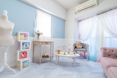 2面採光の明るいお部屋。ふわふわレースとレインボーカーテンが自然光を優しく包みます💎 - 撮影スタジオDOLLY名古屋 パーティースペース DOLLY名古屋の室内の写真
