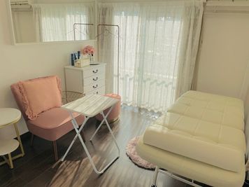 ベッドはエステサロン用と整体用の2種類あります。どちらも無料でお使いいただけます。 - 【開業応援サロン】レンタルサロン品川 レンタルサロン品川【品川エステ開業支援サロン】★完全個室★の室内の写真