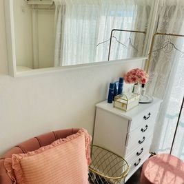 ハンガーと荷物入れはご自由にお使いください。大きな鏡がありますのでメイク直しにご利用いただけます。 - 【開業応援サロン】レンタルサロン品川 レンタルサロン品川【品川エステ開業支援サロン】★完全個室★の室内の写真