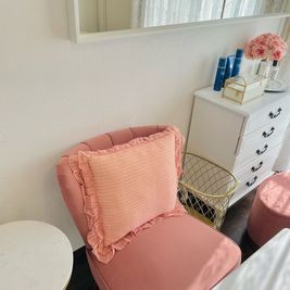 サイドテーブル付きのお客様用の椅子です。こちらでカウンセリングができます。 - 【開業応援サロン】レンタルサロン品川 レンタルサロン品川【品川エステ開業支援サロン】★完全個室★の室内の写真