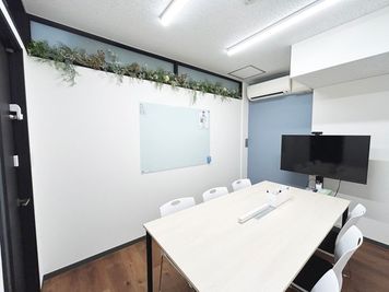 ホワイトボードもご利用いただけます。 - 高知市帯屋町 オビヤギルド オビヤギルド小会議室の室内の写真