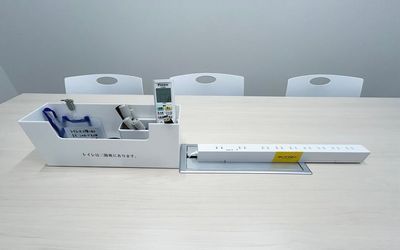 電源タップやUSB-Cアダプタなどが設備としてあります。 - 高知市帯屋町 オビヤギルド オビヤギルド小会議室の設備の写真