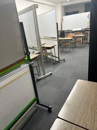 ハホワイトボード、椅子や机もそのまま使えますし、片付けてもOkです。 - 四谷進学教室 「四谷進学教室」という名のスペースの室内の写真