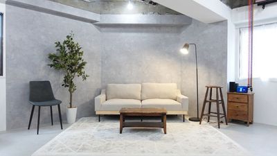 【コンクリ調壁】スタジオに常設している家具 - サモスタ御徒町店の室内の写真