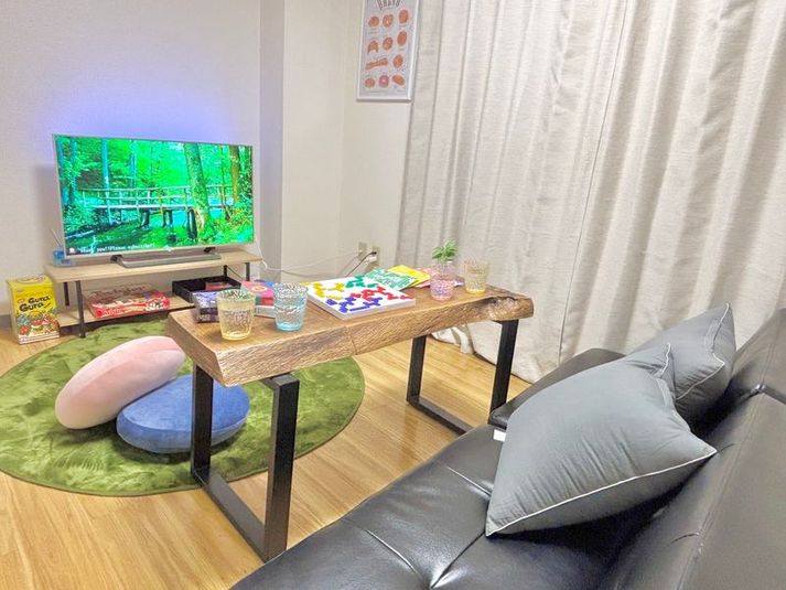 広いお部屋でパーティが出来ます🪅
ソファは4名掛けですが2名掛け✖︎2個に分けられ用途分けできます☘️ - グリーンルーム　柏 ☘️グリーンルーム 柏☘️の室内の写真