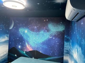 オシャレな部屋でパーティーやデートできます。 - Asian Cabin Club 複合ネットカフェ施設 ネットカフェ複合施設 鍵付き完全個室3 カラオケ設備ありの室内の写真