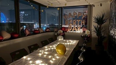 みなとみらいの夜景をバックに特別なパーティーを演出できます - 赤レンガ倉庫と富士山を望むレンタルスペース「みなと」/「みらい」 みなとみらい・富士山を一望できる最上階の大スペース「みなと」の室内の写真