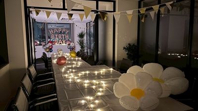 「みなと」とのコネクティングで昼間とは違った雰囲気を演出できます - みなとみらいと富士山を一望する最上階の明るいレンタルスペース みなとみらい・富士山を一望できる最上階の明るいスペース「みらい」の室内の写真