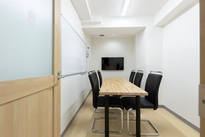 【Seeds Co-work 広島駅前】会議室B（エアコン・モニター・ホワイトボード・フリードリンク付き） - Seeds Co-work 広島駅前