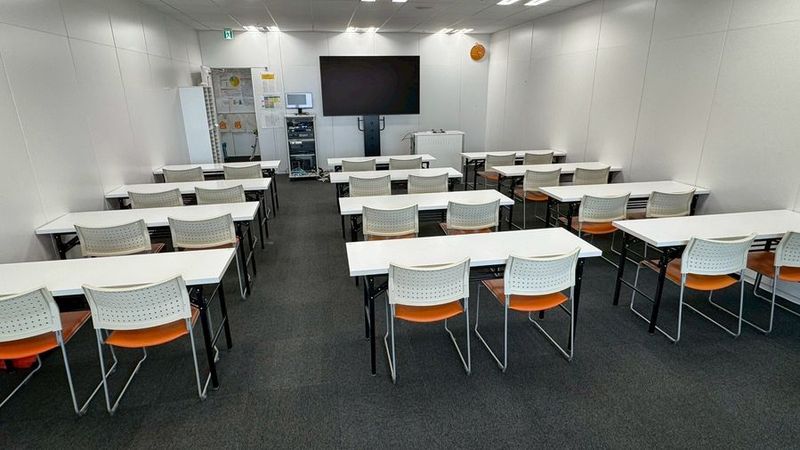 快適収容50名／最大60名
設備
85インチ大型モニター×1
65インチ大型モニター×1
Wi-Fi・マイク・天井カメラ
机・椅子 - レンタルスペース　medi☆ST（メディスタ） medi☆ST レンタルスペース（セミナー・イベントルーム）の室内の写真
