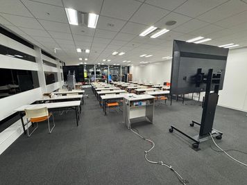 出入口から室内を撮影しています。
室内自体も広いですが、東面と南面は窓ガラスとなっていますので、かなり開放感があります。 - レンタルスペース　medi☆ST（メディスタ） medi☆ST レンタルスペース（大型セミナー・イベントルーム）の室内の写真