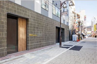 ホテル裏側の入り口（どちらからでもご入館可能です） - WAW上野 Meeting　Room　（モニター付き４名様用会議室）の入口の写真